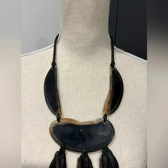 Tribal-inspired necklace made of buffalo horn and leather tassels - Picture 4 of 7